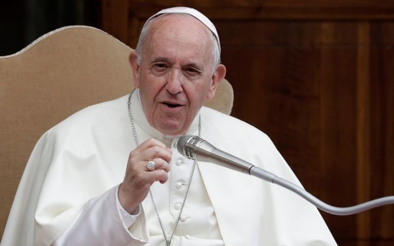 Le-¨Like¨-compromettant-du-Pape-le-Vatican-sexplique