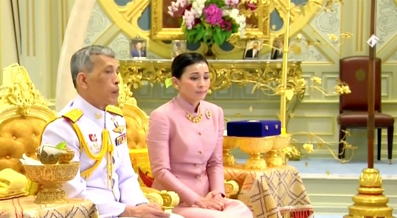 Lepouse-du-roi-de-Thailande-bousculee-un-etudiant-risque-la-prison-a-vie