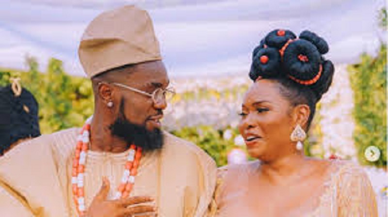 Les-dessous-de-limage-montrant-Yemi-Alade-dans-les-bras-de-Patoraking-video