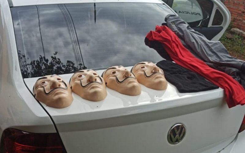 Les-masques-abandonnes-par-les-voleurs-deguises-en-Casa-de-papel