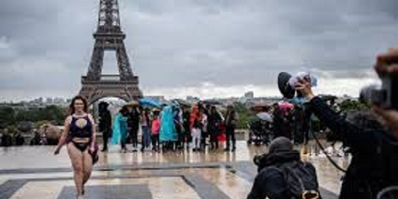 Les-rondes-defilent-au-pied-de-la-tour-Eiffel-pour-plus-de-diversite-video
