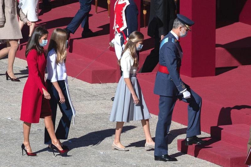 Letizia-dEspagne-tres-glamour-quand-sa-robe-en-velours-rouge-pres-du-corps-fait-sensation