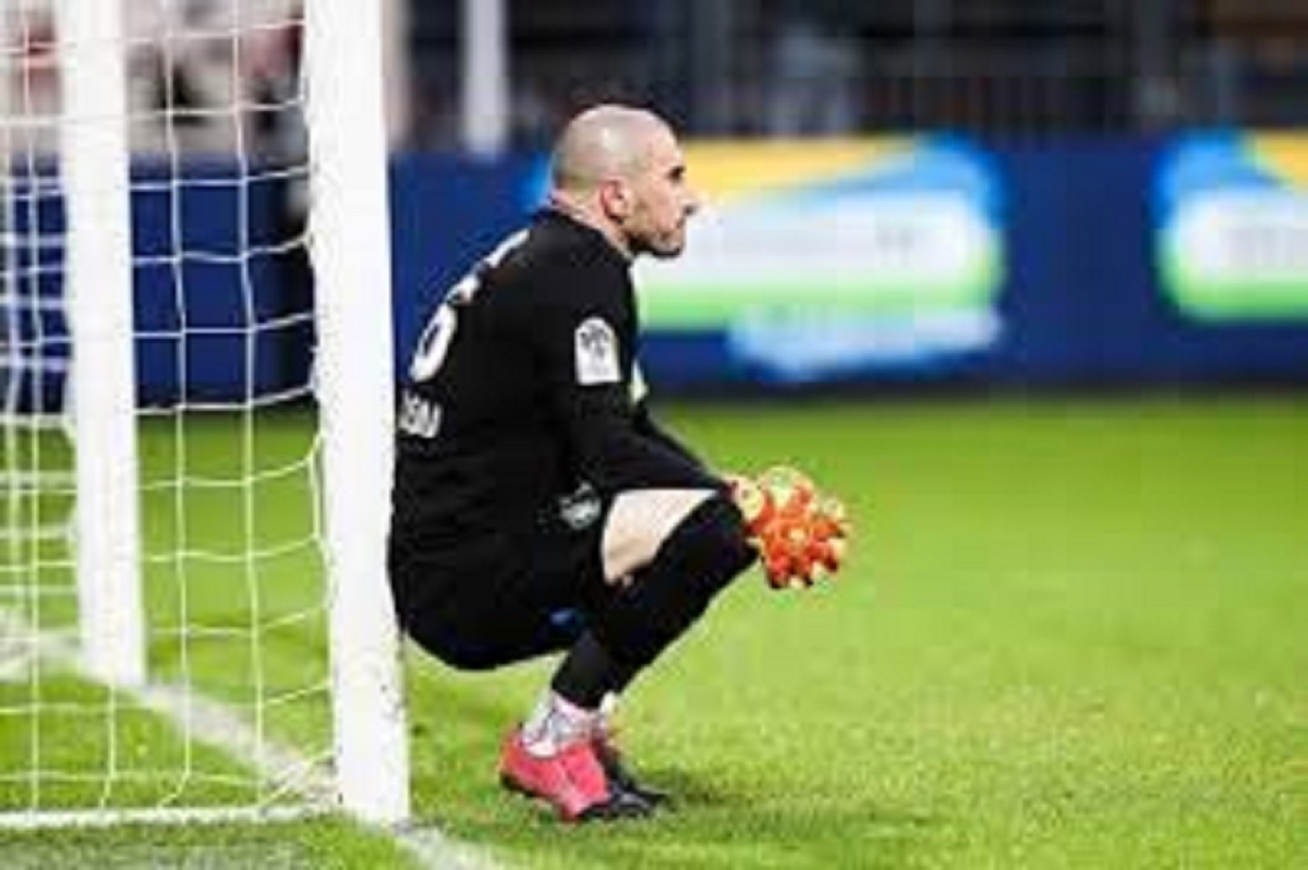 Ligue-1-Saint-Etienne-Stephane-Ruffier-assis-sur-une-chaise-ejectable