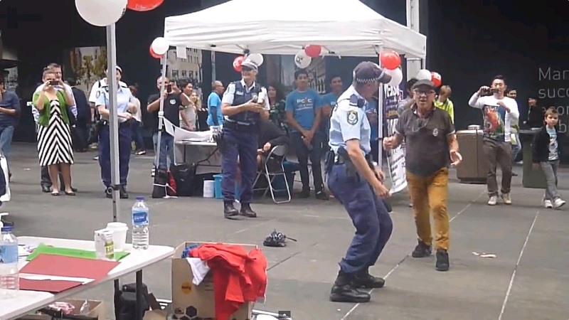 Lincroyable-danse-dune-policiere-australienne-qui-a-le-rythme-dans-la-peau