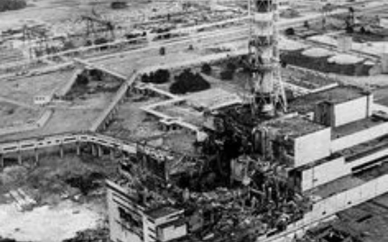 Linterieur-dun-reacteur-de-la-centrale-de-Tchernobyl-filme-par-un-drone-video