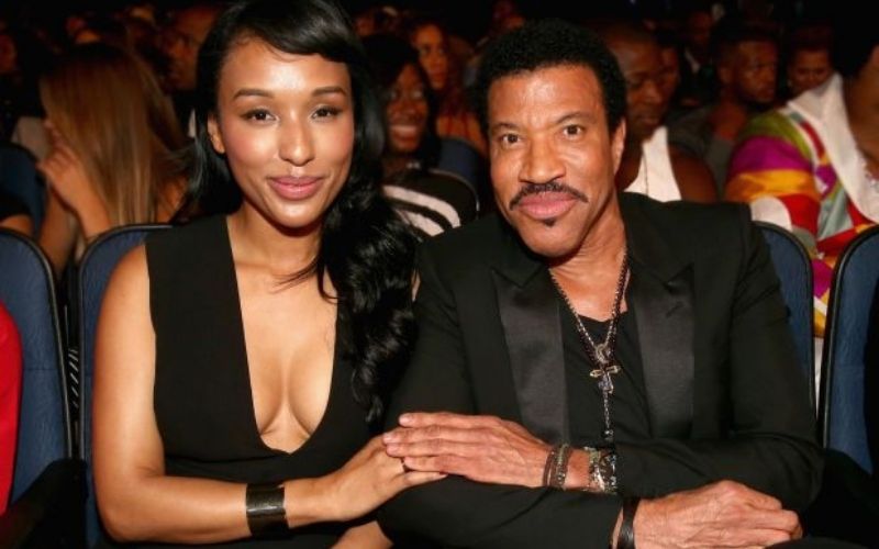 Lionel Richie  le dernier cliché du chanteur avec sa compagne divise la toile