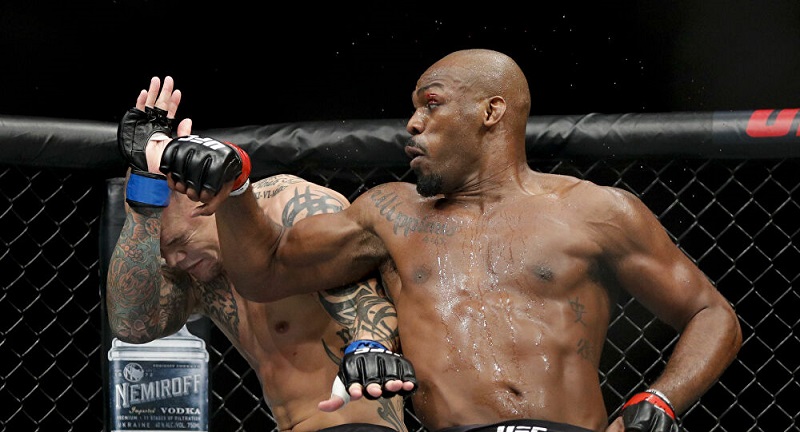 MMA-la-star-de-lUFC-Jon-Jones-poursuit-un-voleur-avec-un-fusil