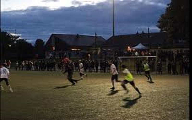 Malheureux-lors-de-la-finale-un-supporter-de-lequipe-perdante-vole-la-coupe-et-senfuit