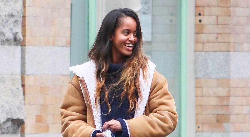 Malia Obama : la fille de Barack Obama visite un musée avec un homme mystérieux qui la tient par la taille (photos)