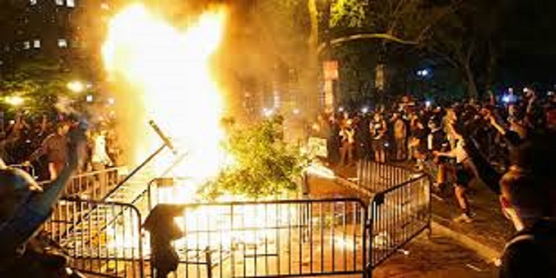 Manifestations-aux-USA-un-policier-filme-en-train-dutiliser-la-technique-genou-sur-le-cou-qui-a-tue-George-Floyd-video