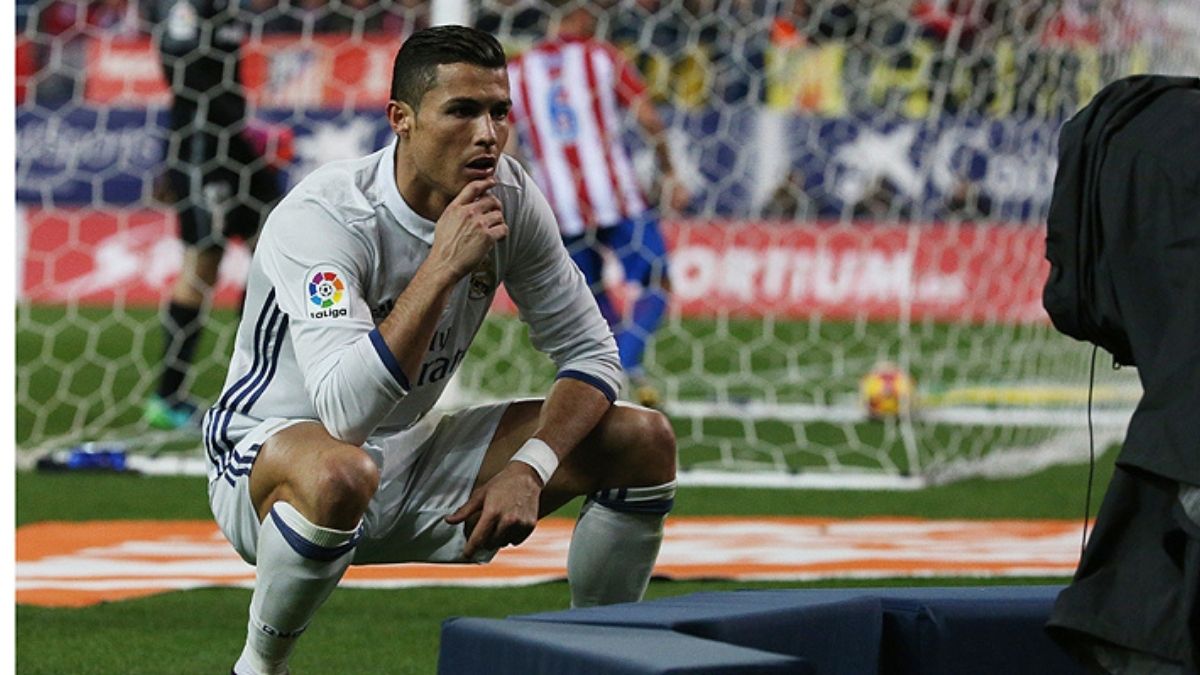 Maradona-a-dit-Quand-Ronaldo-met-un-but-il-regarde-la-camera-pour-nous-vendre-un-shampoing