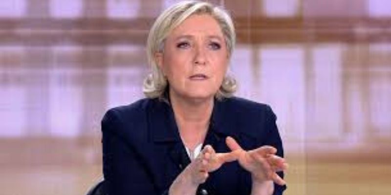 Marine-Le-Pen-reproche-a-Emmanuel-Macron-de-salir-lHistoire-de-France