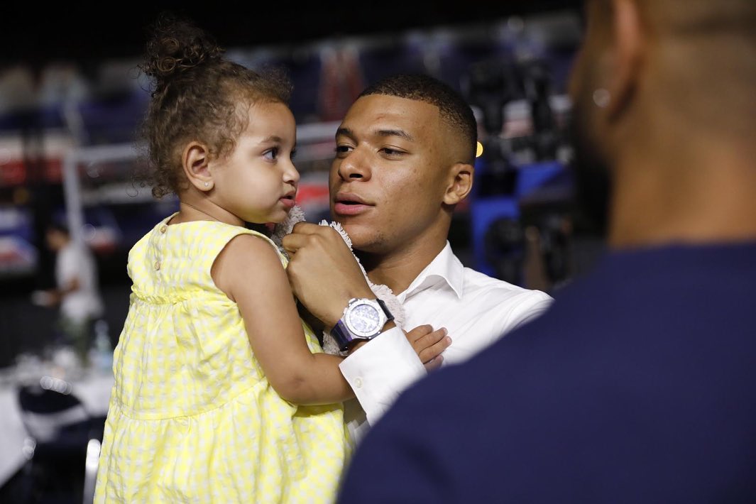 Mbappe-tenant-et-regardant-la-mignonne-Kendjaia
