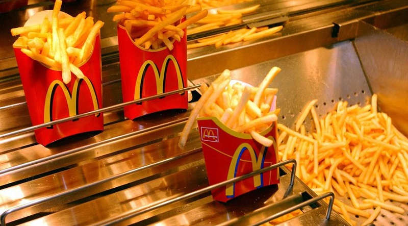Mc-Donalds-la-technique-discrete-des-employes-pour-donner-moins-de-frites-aux-clients