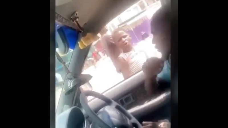 Mechancete-il-donne-un-coup-violent-a-un-enfant-qui-faisait-du-bruit-pendant-quil-se-reposait-dans-sa-voiture-video