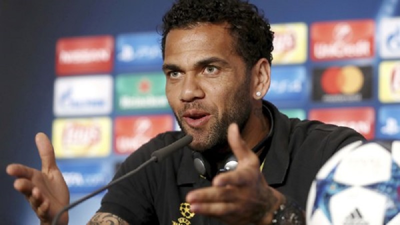 Dani Alves : "Le b@tard ne te laisse pas respirer...", la star dévoile ses difficultés à jouer contre Cristiano Ronaldo lors du Clasico