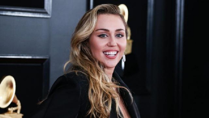 Miley-Cyrus-je-voudrais-revoir-et-embrasser-mes-parents-a-la-fin-du-confinement-video