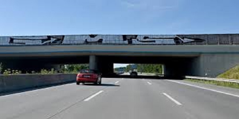 Miracle-apres-etre-tombee-dun-pont-elle-est-percutee-par-une-voiture-mais-survit