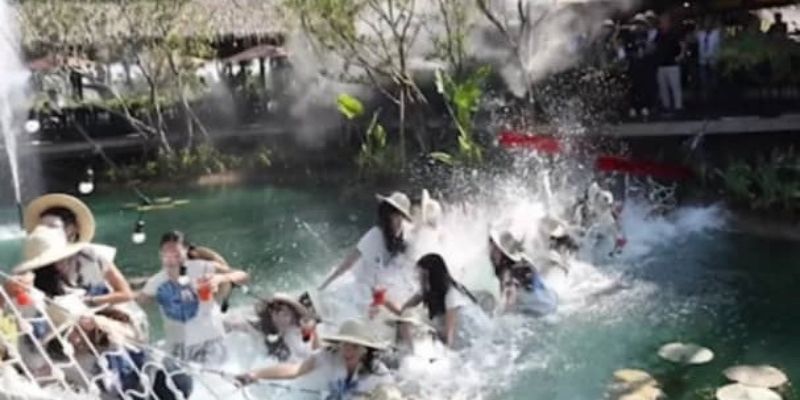 Miss-Thailande-quand-un-pont-cede-sous-le-poids-de-30-candidates-1