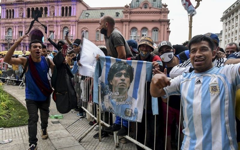 Mort-de-Diego-Maradona-un-employe-des-pompes-funebres-vire-pour-setre-pris-en-photo-avec-sa-depouille
