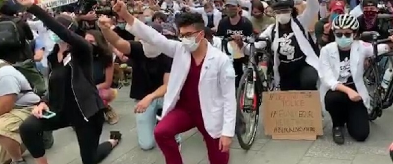 Mort-de-George-Floyd-des-soignants-en-blouse-encouragent-les-manifestants-a-New-York