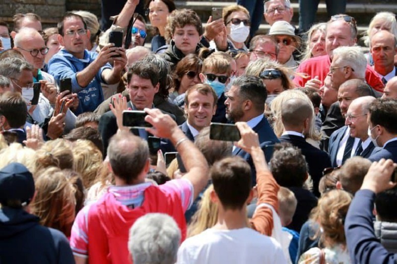 Municipales-en-France-ce-bain-de-foule-sans-masque-de-Macron-qui-indigne-la-toile