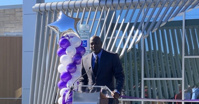 NBA-Michael-Jordan-en-larmes-inaugure-sa-clinique-de-7-millions-pour-les-plus-demunis-video