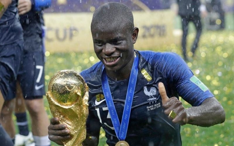 NGolo-Kante-quand-le-joueur-avait-peur-de-toucher-la-Coupe-du-Monde-2