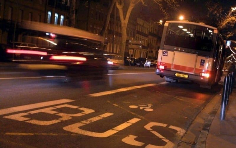 New-York-un-homme-fait-usage-dun-lance-flammes-sur-le-toit-dun-bus-video