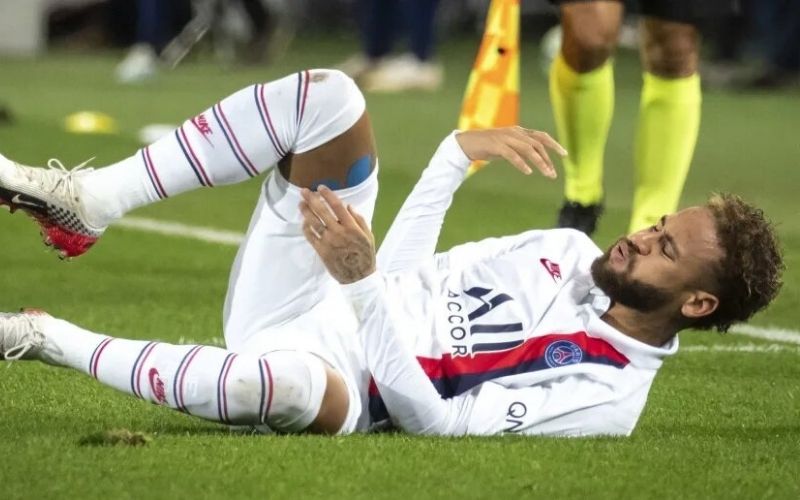 Neymar-a-lepoque-de-Pele-Il-finit-en-fauteuil-roulant