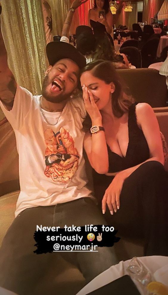 Neymar-et-sa-petite-amie-Natalia-Barulich