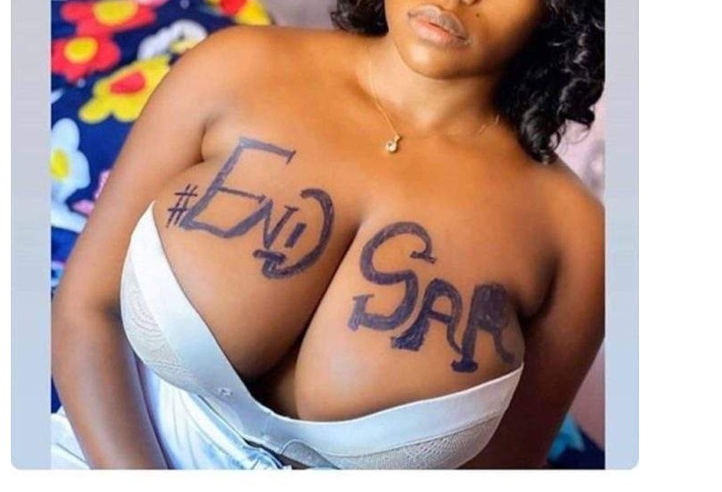 Nigeria-EndSARS-les-femmes-sexposent-seins-nus-pour-protester-photo