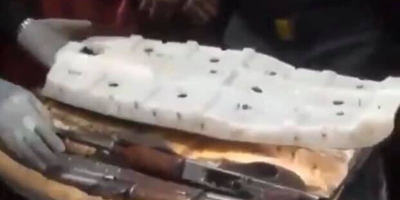 Nigeria-des-fusils-et-des-magazins-AK-47-trouves-caches-dans-un-siege-de-moto-video