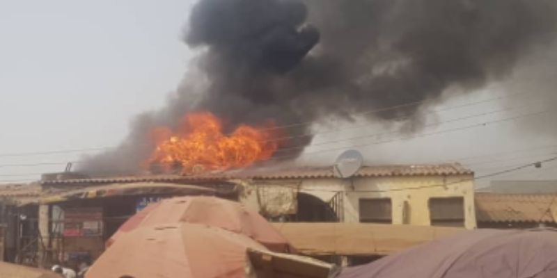 Nigeria-des-magasins-incendies-parc-automobile-de-Jabi-a-Abuja-photo