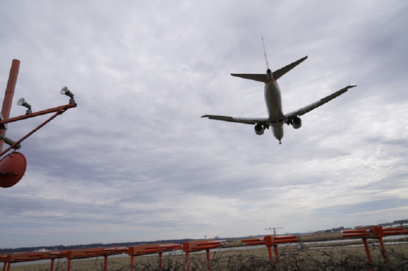 An American Airlines Boeing 737 MAX 8 flight approaches for landing at Reagan National Airport in Washington