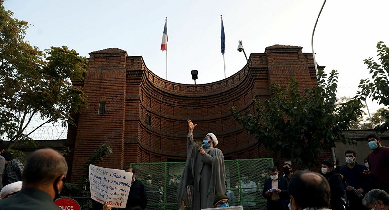 Non-au-blaspheme-nouvelle-manifestation-devant-lambassade-de-France-a-Teheran