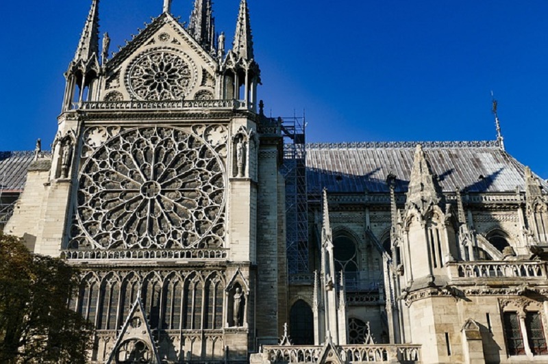 Notre-dame-la-premiere-messe-apres-lincendie-a-ete-celebree-avec-des-casques-sur-la-tete