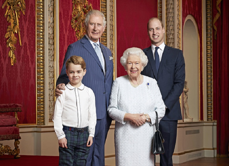 Nouvelle-annee-nouveau-portrait-la-reine-Elizabeth-II-pose-avec-les-heritiers-au-trone
