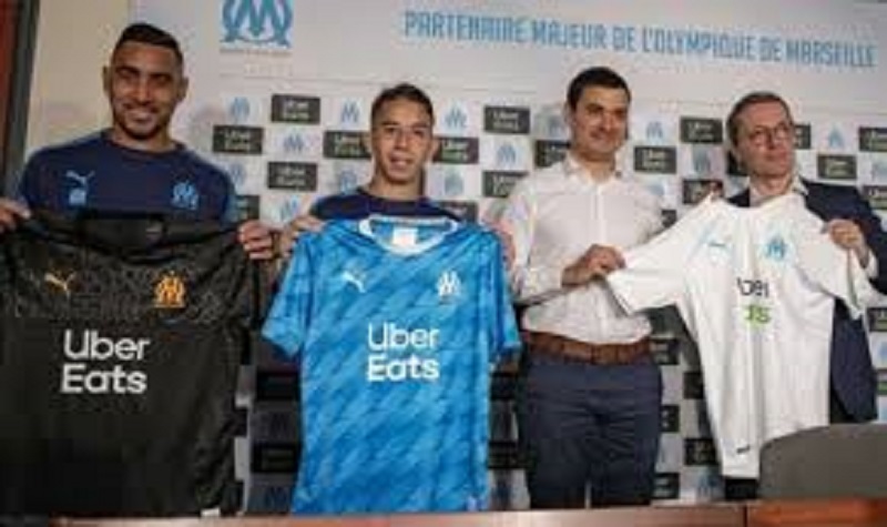 Olympique-de-Marseille-les-joueurs-posent-avec-le-nouveau-maillot