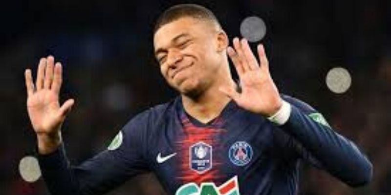 PSG-Mbappe-a-21-ans-ce-vendredi-ou-en-etaient-Messi-et-cr7-a-cet-age