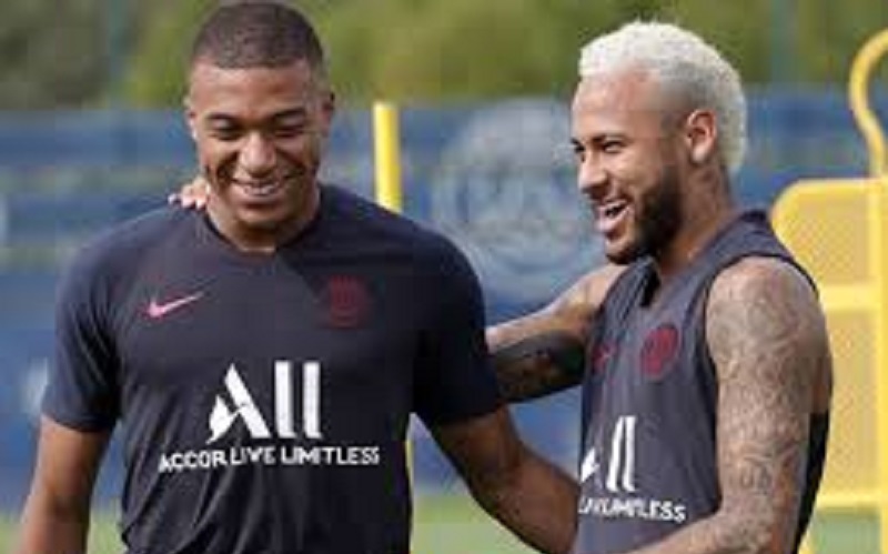 PSG-Neymar-salue-le-retour-de-Mbappe-a-lentrainement
