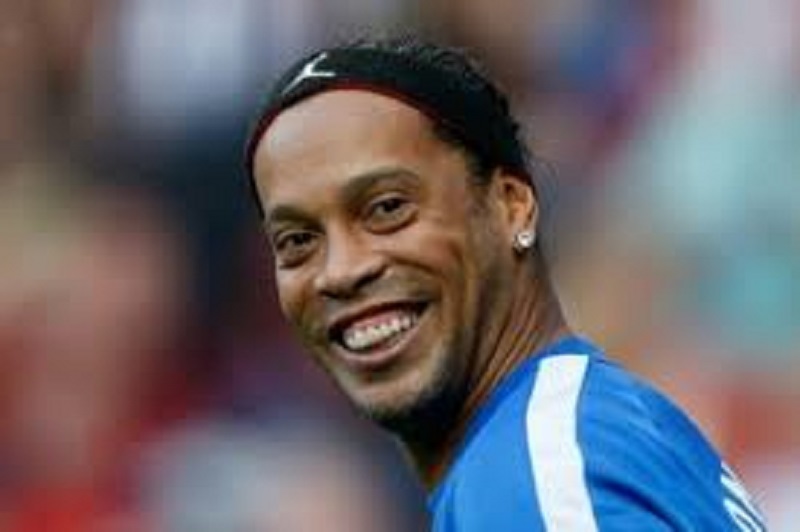 PSG-Ronaldinho-tombe-amoureux-de-son-portrait-erige-au-parc-des-princes