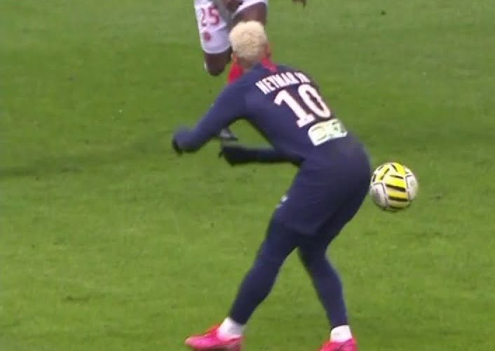 PSG-la-passe-du-posterieur-de-Neymar-fait-la-une-de-la-toile-Video