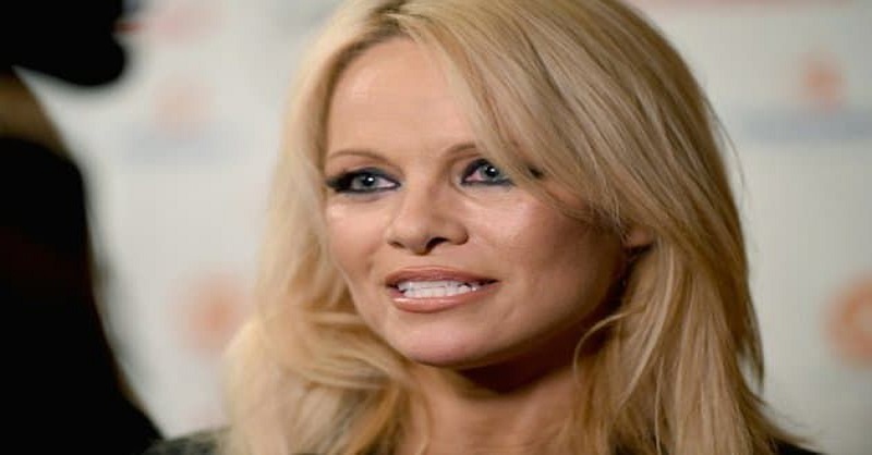 Pamela-Anderson-que-contient-sa-lettre-adressee-a-Emmanuel-Macron