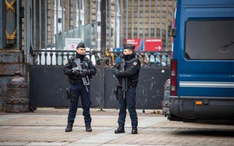 Paris-un-homme-arme-dune-machette-arrete