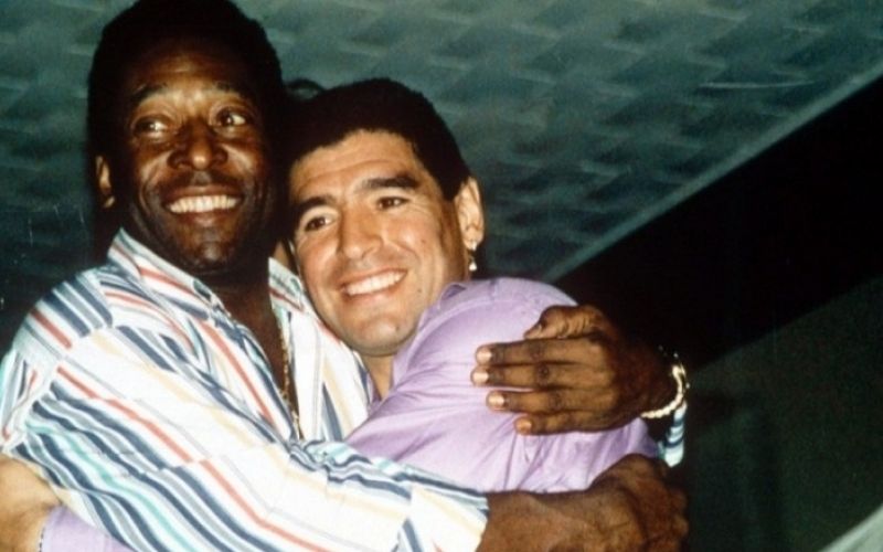 Pele-rend-un-hommage-emouvant-a-Maradona