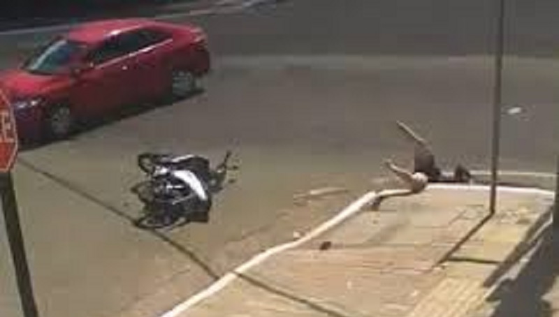 Percutee-par-une-voiture-elle-termine-sa-chute-dans-les-egouts-video