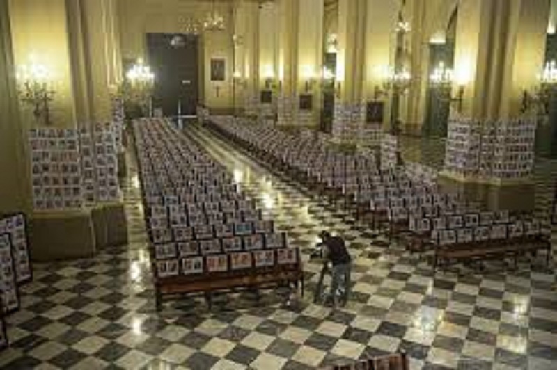 Perou-Covid-19-larcheveque-de-Lima-remplit-la-cathedrale-de-portraits-de-victimes