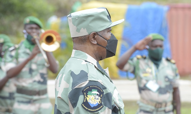 Photo-Ali-Bongo-en-parade-dans-son-uniforme-de-militaire