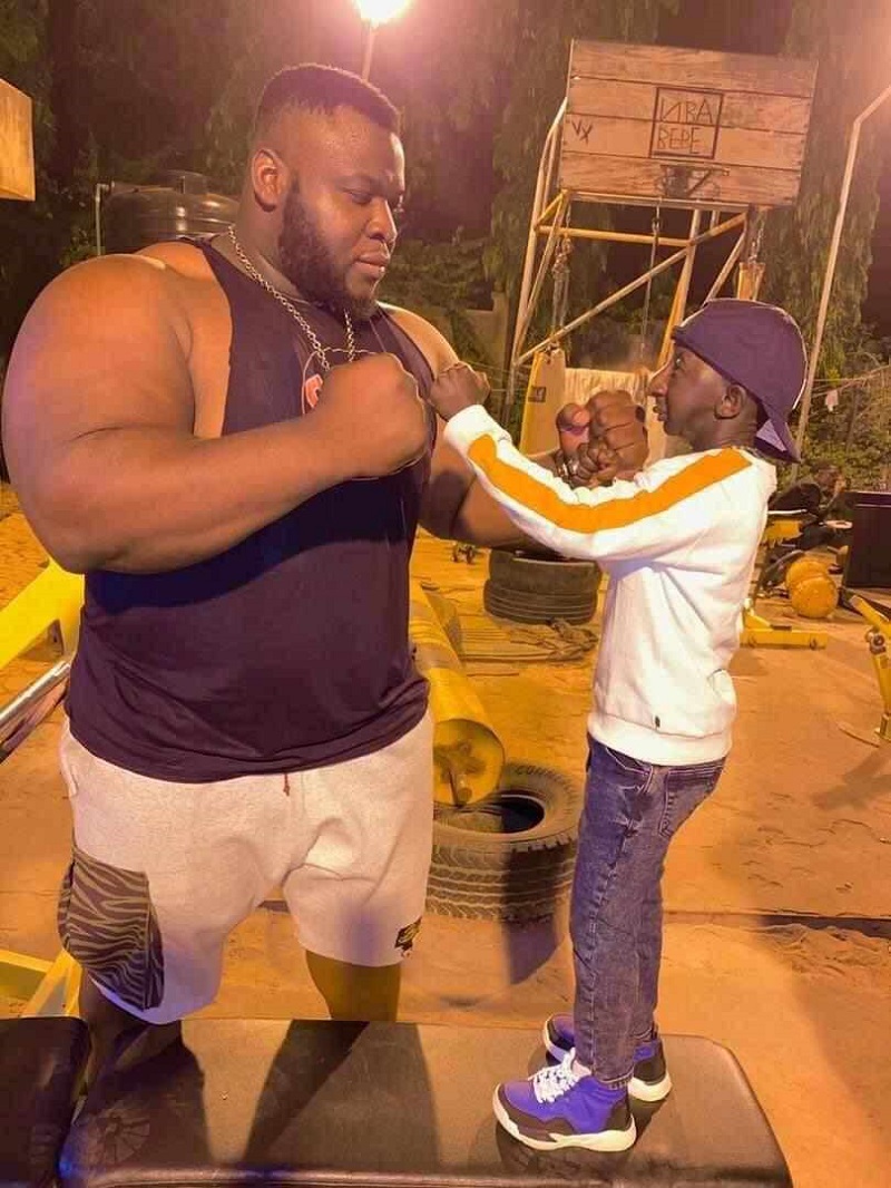 Photo-Grand-P-defie-un-gros-bras